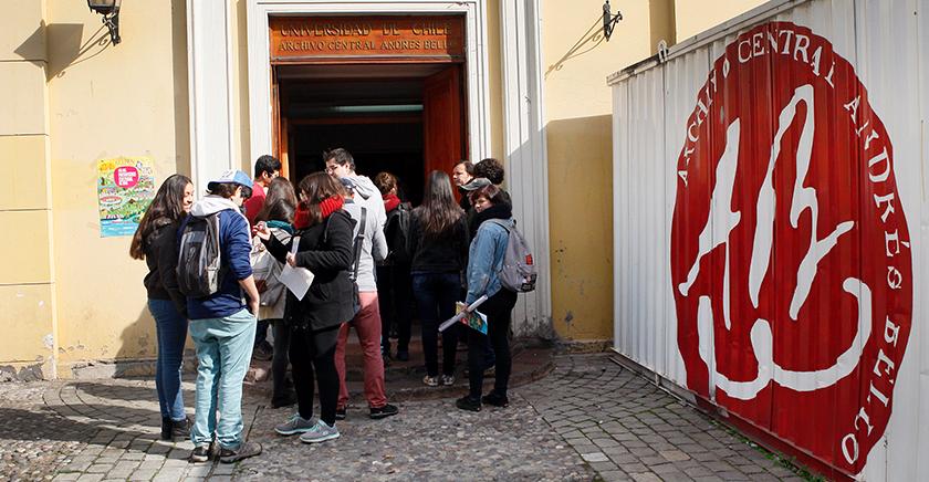 Archivo Central Andrés Bello conmemora sus 30 años de historia resguardando el patrimonio con su ejemplar más antiguo